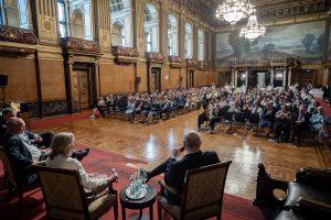 Blick von der Bühne des pompösen Festsaals auf das Publikum